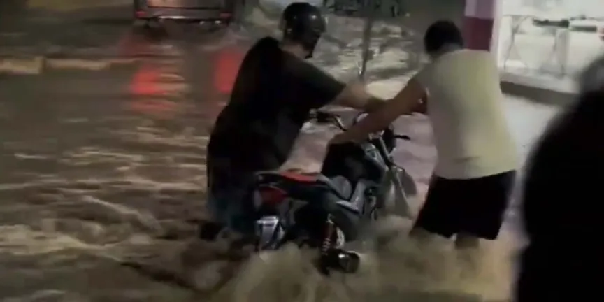 Fuerte tormenta en Atlixco deja calles inundadas, autos varados y daños en viviendas