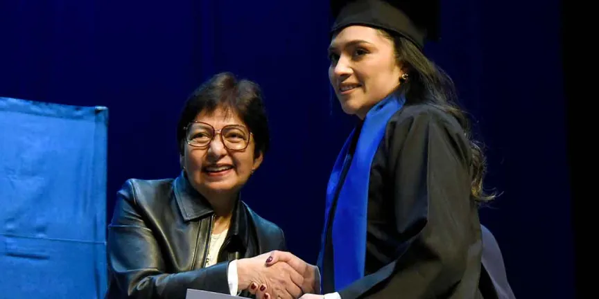 Lilia Cedillo encabeza graduación de 74 egresados de Derecho en la BUAP