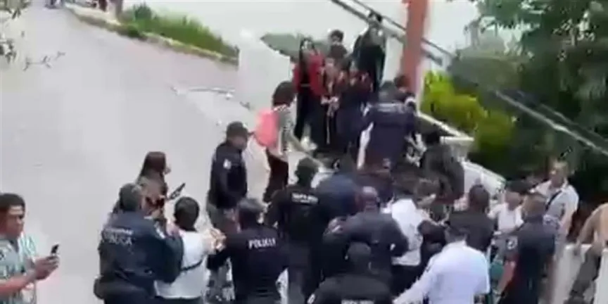 Reprimen protesta en Conalep 198: policías de Huixquilucan golpean y detienen a estudiantes
