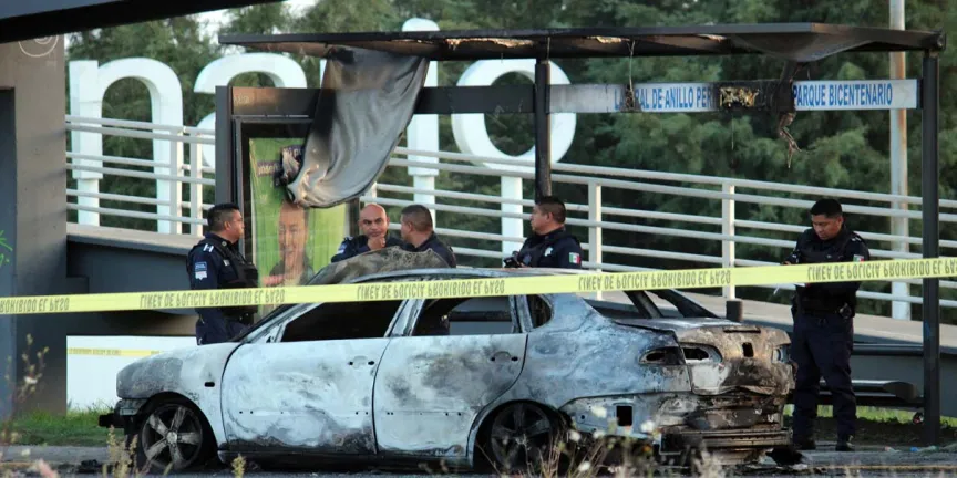 Sólo se encontró un cuerpo dentro del auto calcinado en Periférico: Fiscalía