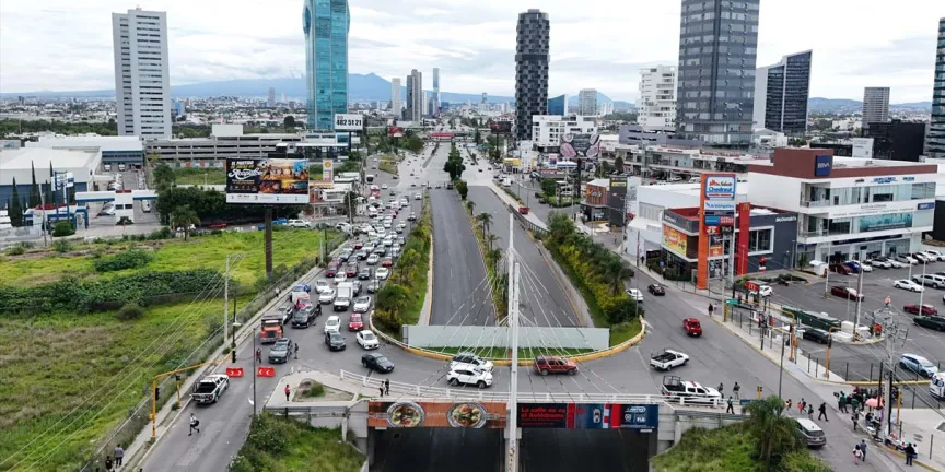 Usuarios quedan varados por paro de AMOTAC en la Vía Atlixcáyotl rumbo a Puebla