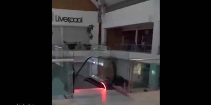   Captan extraña silueta durante trabajos nocturnos en una plaza comercial