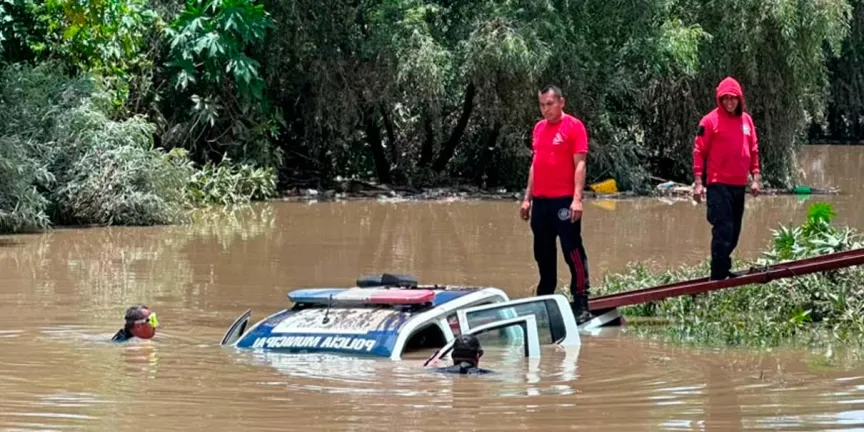 Aparecen tres mujeres muertas dentro de la patrulla de Ocoyucan arrastrada por el río Atoyac