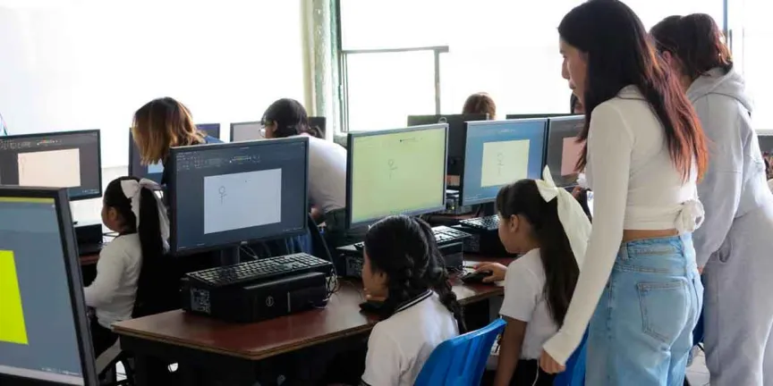 Niñas de primaria exploran la ciencia y la tecnología en encuentro STEM de la UTP