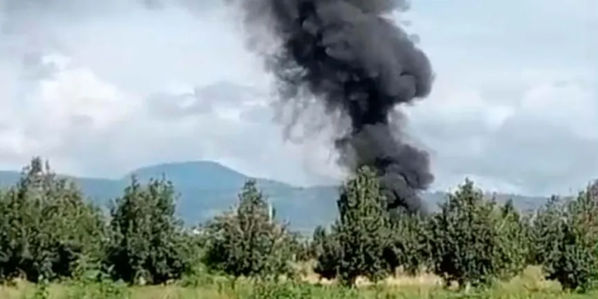 Nube tóxica tras quema de plástico con residuos de pesticidas en Teotlancingo
