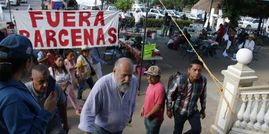 Guadalupe Bárcenas enfrenta rechazo ciudadano durante intento de diálogo en Acatlán