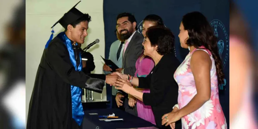 Lilia Cedillo preside graduación en preparatoria BUAP de Izúcar de Matamoros