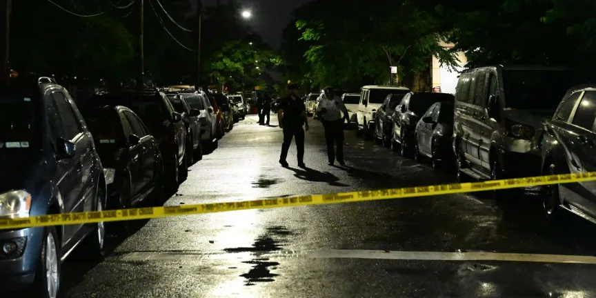 Un hombre con pasamontañas desata el terror en Nueva York al disparar en una fiesta el Día de la Independencia