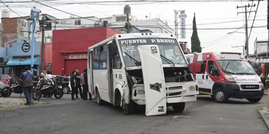 Tres menores lesionados tras choque de la ruta 4; conductor de tractocamión huye tras volcadura