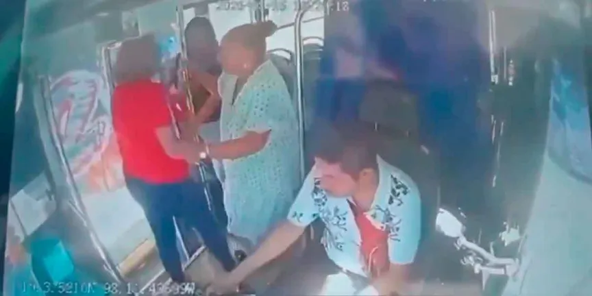 Abuelita corre a bastonazos a asaltantes de Ruta 30 en Puebla