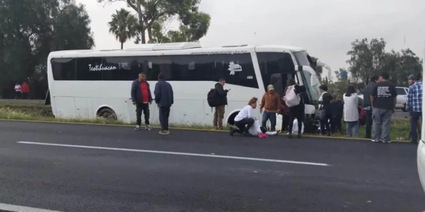 Volcadura de autobús en la México-Pirámides deja al menos 11 pasajeros lesionados