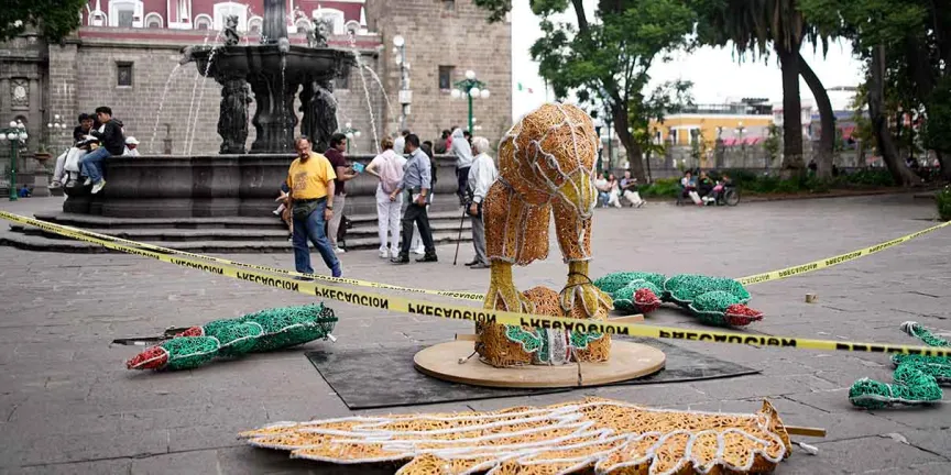 Puebla inicia la instalación de adornos patrios en el Centro Histórico