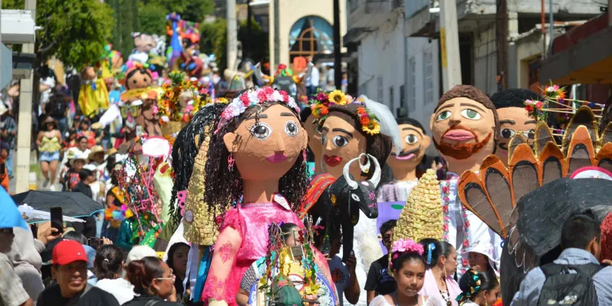 Atlixco conquistó a miles de visitantes con la Feria de la Cecina y Desfile de Mojigangas