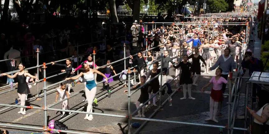 Cientos toman clase de ballet con Elisa Carrillo en el Zócalo de Puebla