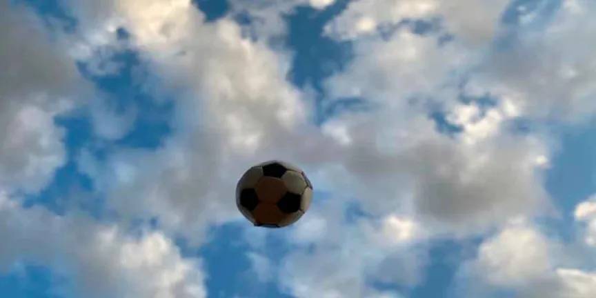 Balón sale de la cancha durante un partido y provoca fuerte choque en Uruguay; video se vuelve viral