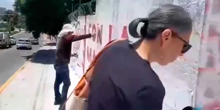 “Puebla Blanca”: ciudadanos borran pintas políticas frente al Congreso