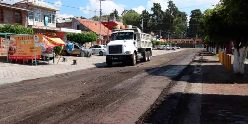 Ariadna Ayala reportó avance de la rehabilitación de la carretera a Metepec