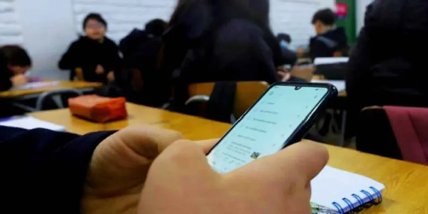 SEP va por límites al celular en las aulas