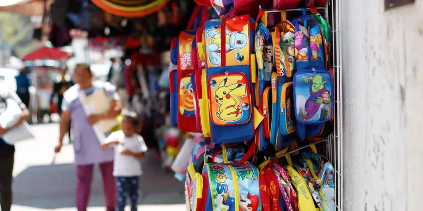 Puras presiones, padres de familia viven angustia financiera por regreso a clases