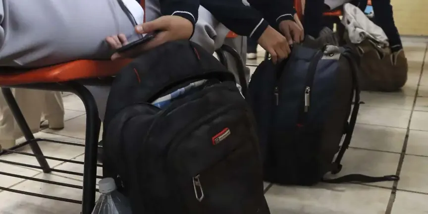 Acuerdo entre papás y autoridades evitarán ingreso de drogas y armas en escuelas con revisión de mochilas