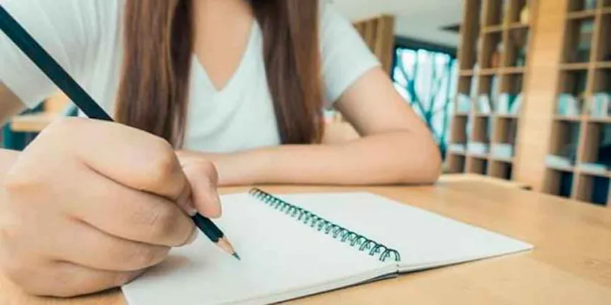 Adiós al celular: papel y lápiz vuelven a las aulas