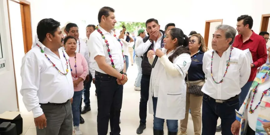 Puebla rehabilita Centro de Salud de Huatlatlauca tras 43 años
