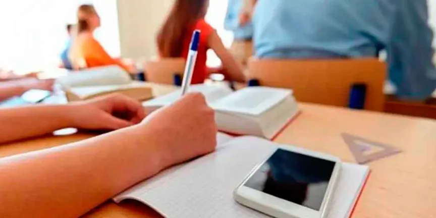 SEP consultará a maestros para uso de celulares al interior de las escuelas 