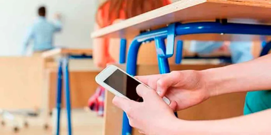 SEP consulta a docentes sobre celulares en escuelas