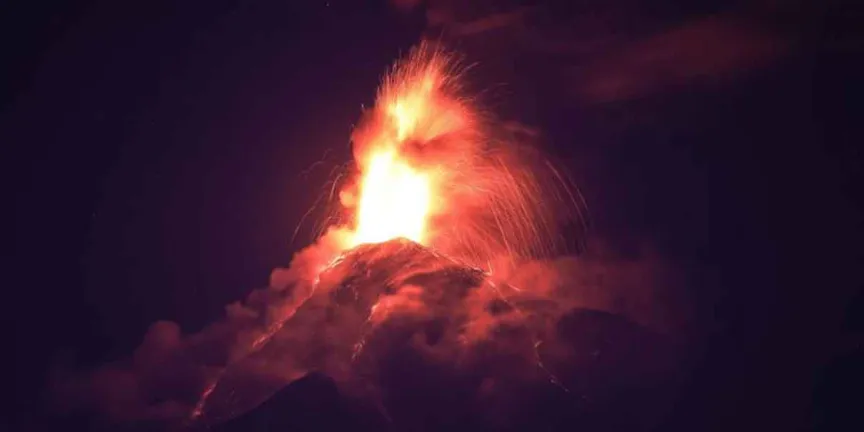 Erupción del volcán de Fuego pone en alerta a Guatemala; suspenden clases y evacúan comunidades