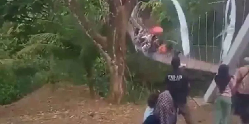 ¡Terror! Puente recién inaugurado colapsa mientras 50 personas lo cruzaban