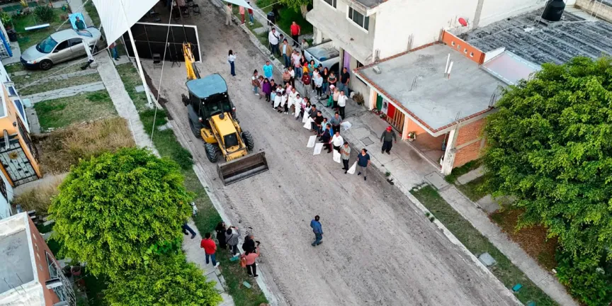 Atlixco sigue progresando con Ariadna Ayala; inician rehabilitación de calle en Valle Real