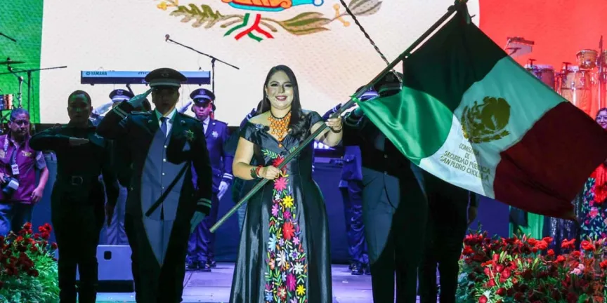 Ante una Plaza de la Concordia abarrotada, Tonantzin Fernández da el Grito de Independencia