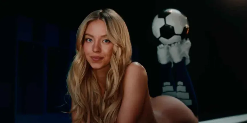 Desnuda y entre balones, Sydney Sweeney vuelve a sacudir la publicidad. VIDEO