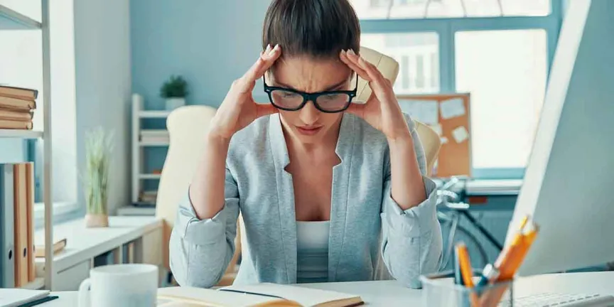 Mujeres cargan con más gastos y menos dinero al terminar el mes