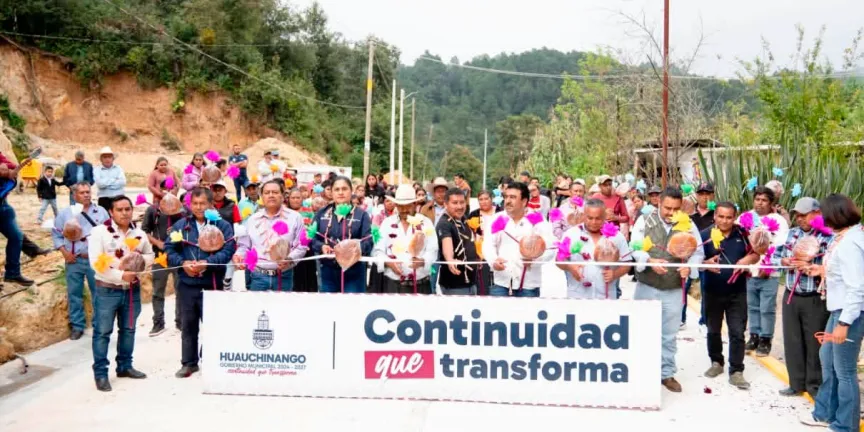 Habitantes de Tlacomulco, en Huauchinango, recibieron camino pavimentado