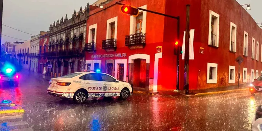 Tormenta inunda vialidades y complica movilidad en Puebla