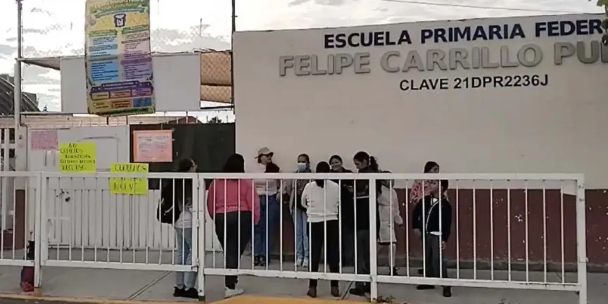 Padres protestan en primaria de Atlixco; exigen maestro tras meses sin docente