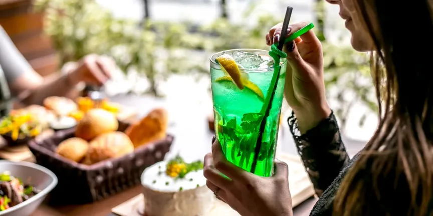 Restaurantes y comercios la sufren sin vender alcohol en fiestas patrias