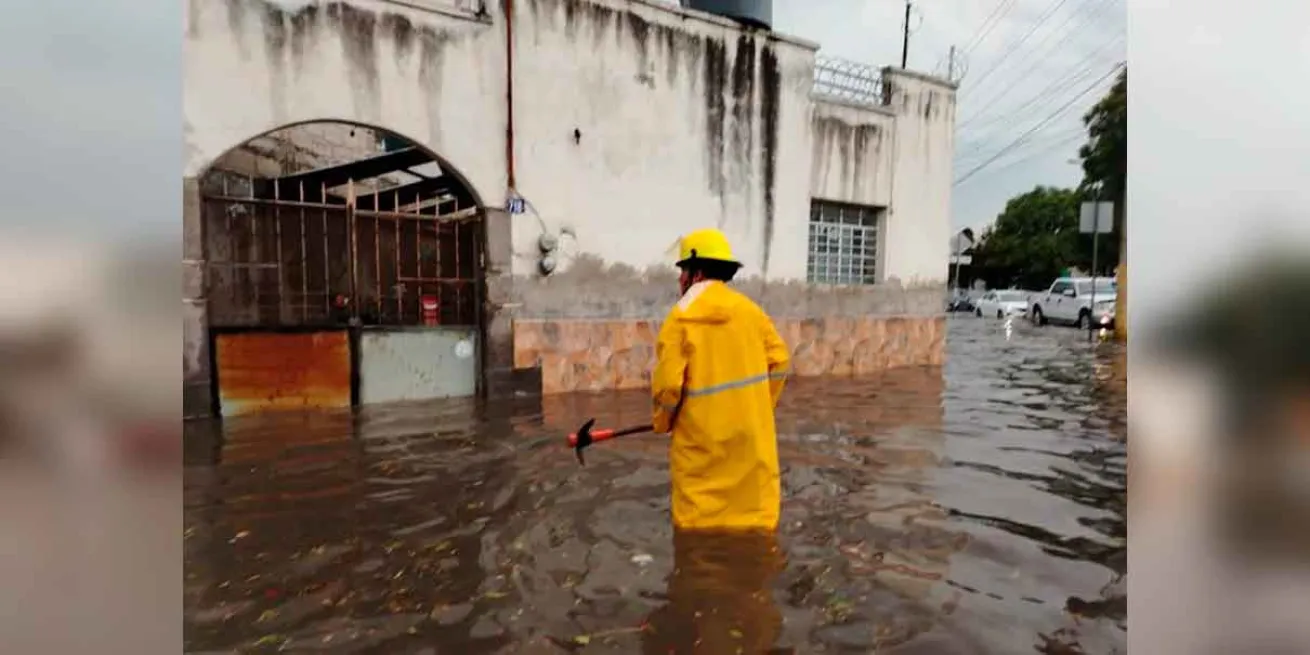 Granizo y lluvia golpean el norte de Puebla y anegan vialidades